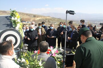 مزار "سیامند رحمان" گلباران شد