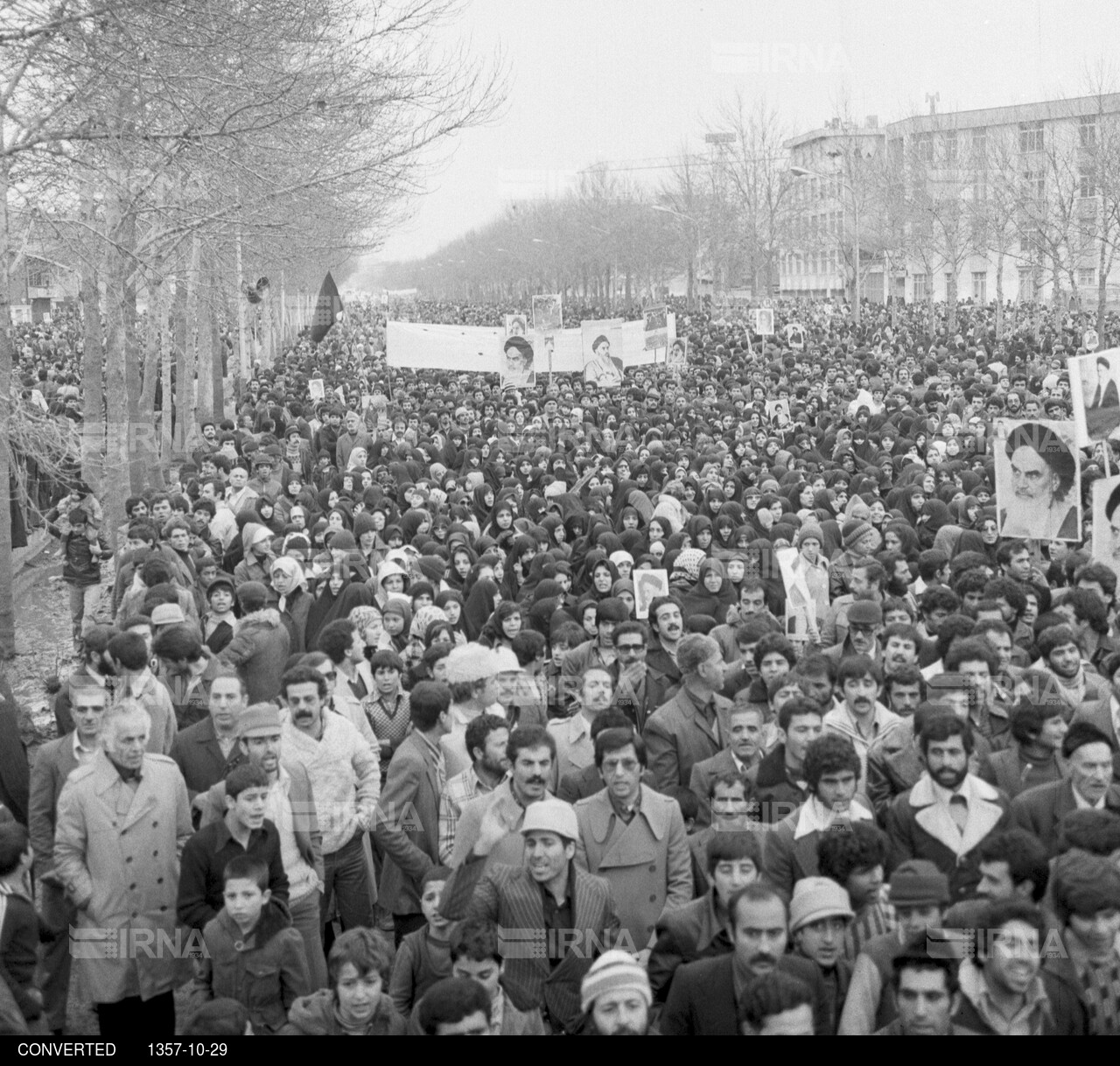 مروری بر روزهای انقلاب - راهپیمایی مردم در روز اربعین 29 دی 1357