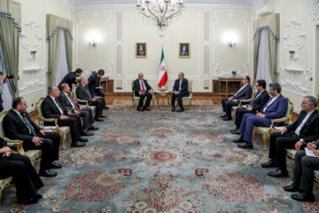 Le président du Parlement irakien, Mahmoud Al-Mashhadani, a rencontré ce lundi après-midi 3 février 2025 (15 Bahman 1403) le président iranien, Masoud Pezeshkian, pour des discussions et des échanges bilatéraux. (Mohammad Mahdi Pourarabe-IRNA)