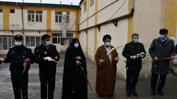 وداع همکاران و جمعی از مسئولان با پیکر شهید مدافع سلامت در ماکو