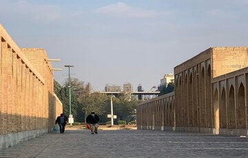 دهن کجی یک بنای نوساز در حریم و منظر پل تاریخی خواجو اصفهان