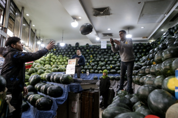 Compras para la noche de Yalda en Teherán