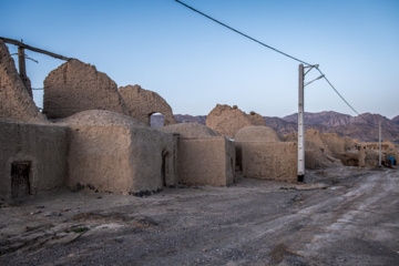 طبس مسینا؛ قلعه طبس مسینا در شهرستان درمیان، واقع شده است. با توجه به پلان مدور قلعه احتمال می‌‌رود این اثر متعلق به قبل از اسلام باشد و در دوره اسلامی مورد بهره‌‌برداری قرارگرفته است.

