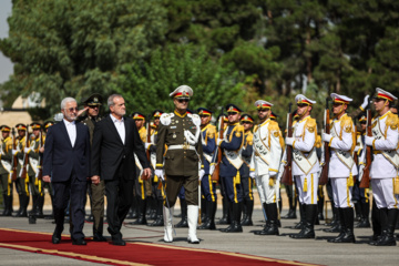 El presidente Pezeshkian parte rumbo a Catar