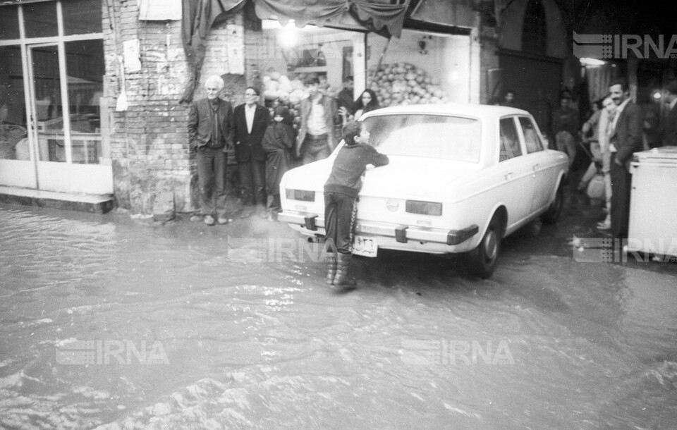 سیل در تهران - جریان سیل در سطح شهر در اثر باران در خیابان ها