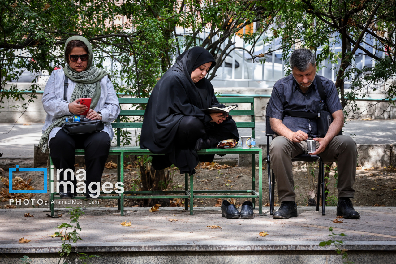 نوبت دوم آزمون سراسری ۱۴۰۳- انتظار خانواده ها در محوطه دانشگاه علم و صنعت