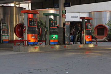 تکذیب تعطیلی پمپ‌بنزین‌ها در تهران/ بازار سیاهی در کار نیست