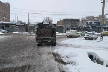 برف‌روبی معابر شهر میاندوآب توسط عوامل شهرداری