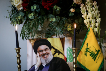 La cérémonie de condoléances pour le martyre de Sayed Hassan Nasrallah (Que sa demeure soit au Paradis) a eu lieu ce lundi 30 septembre 2024 au bureau du Hezbollah libanais  à Téhéran. Photo: Asghar Khamseh