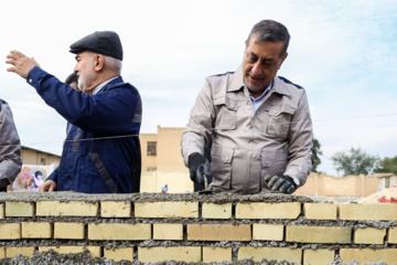 Le Président Pezeshkian participe à la construction d'une école