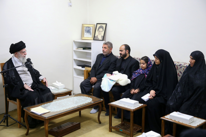 Ayatolá Jameneí se reúne con las familias de los miembros de la Fuerza de Defensa Aérea, martirizados en el reciente ataque israelí