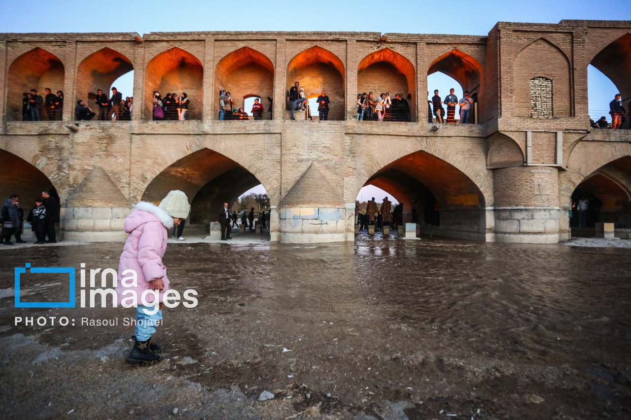 جاری شدن آب در زاینده رود