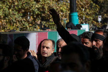 Iran : enterrement des corps de soldats martyrs inconnus à Yazd