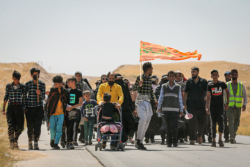 Peregrinos caminan hacia Mashhad para conmemorar el aniversario del martirio del Imam Reza (P)