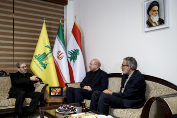 La cérémonie de condoléances pour le martyre de Sayed Hassan Nasrallah (Que sa demeure soit au Paradis) a eu lieu ce lundi 30 septembre 2024 au bureau du Hezbollah libanais  à Téhéran. Photo: Asghar Khamseh