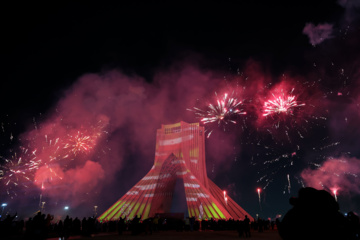 La tour Azadi de Téhéran brille à l'occasion de l'anniversaire de la révolution islamique