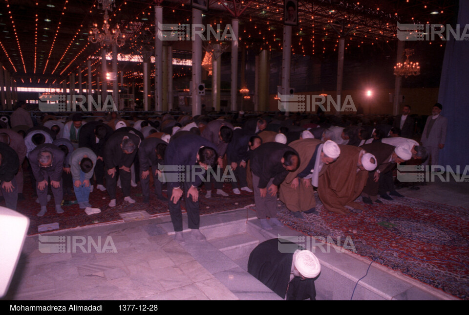 اقامه نماز آخرین جمعه سال 1377 تهران به امامت آیت الله جنتی