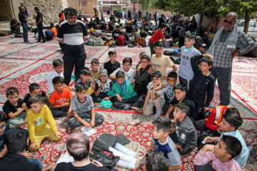 Peregrinos caminan hacia Mashhad para conmemorar el aniversario del martirio del Imam Reza (P)