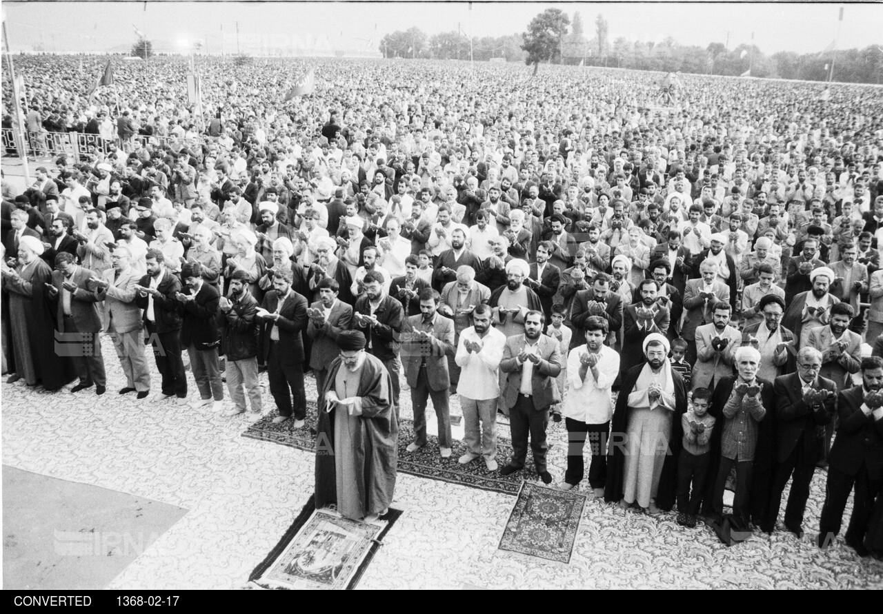 نماز عید فطر سال 1368 به امامت رییس جمهوری