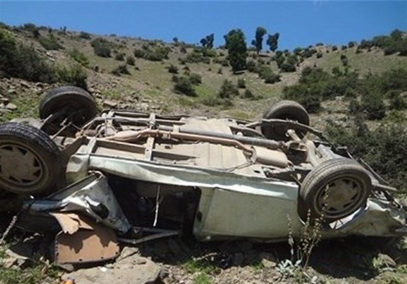 راننده محبوس در خودرو واژگون شده از سوی آتشنشانان زنجان بیرون کشیده شد