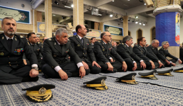 Le Leader de la Révolution islamique, l'Ayatollah Khamenei, reçoit des commandants de l'armée de l'air et de la défense aérienne, le vendredi 7 février 2025. (leader.ir)