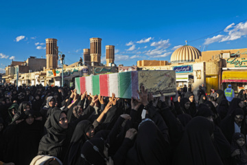 Ceremonia de recibimiento de 8 mártires desconocidos de la Defensa Sagrada en Yazd