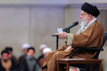 Le Leader de la Révolution islamique, l'Ayatollah Khamenei, reçoit des commandants de l'armée de l'air et de la défense aérienne, le vendredi 7 février 2025. (leader.ir)