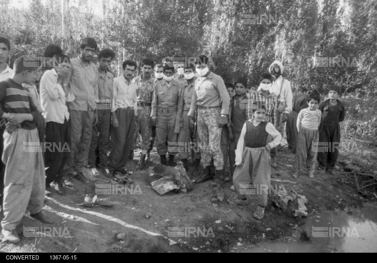 بازدید خبرنگاران خارجی و داخلی از محل اصابت بمب شیمیائی در منطقه اشنویه