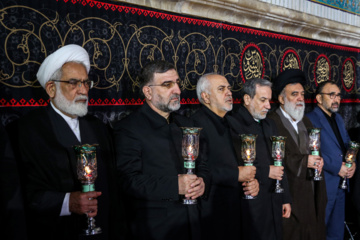 La cérémonie de commémoration du triste anniversaire du martyre de l'Imam Ali Ibn Mussa al-Reza (béni soit-il) a eu lieu mardi soir (3 septembre 2024) à Machhad en présence des serviteurs, des pèlerins et des personnes en deuil du 8ème Imam, l'Imam Reza, (Que le Salut de Dieu soit sur lui et sur sa descendance), à la Cour du Grand Prophète de son saint sanctuaire au nord-est de l’Iran. Photo : Mohsen Bakhshandeh