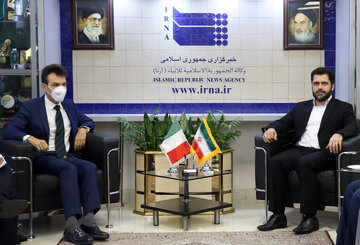 En visite à l’IRNA, l’ambassadeur d’Italie à Téhéran salue la bonne couverture vaccinale Covid en Iran