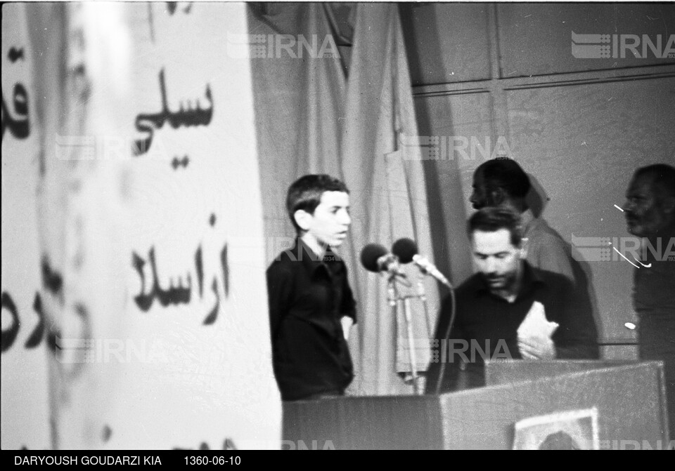 مراسم یادبود شهیدان رجایی و باهنر از سوی امام خمینی - سخنرانی پسر شهید باهنر