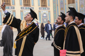 Acto de graduación de estudiantes extranjeros en Irán