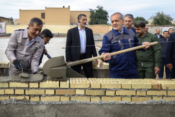 Le Président Pezeshkian participe à la construction d'une école