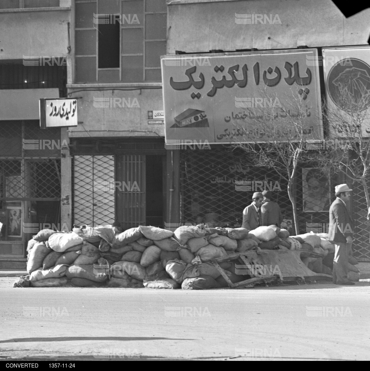 صحنه هایی از روزهای انقلاب - سنگربندی خیابانها