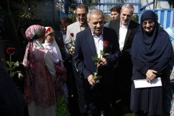 «علیرضا کاظمی» وزیر آموزش و پرورش در مراسم جشن شکوفه ها در دبستان دخترانه امام موسی صدر 